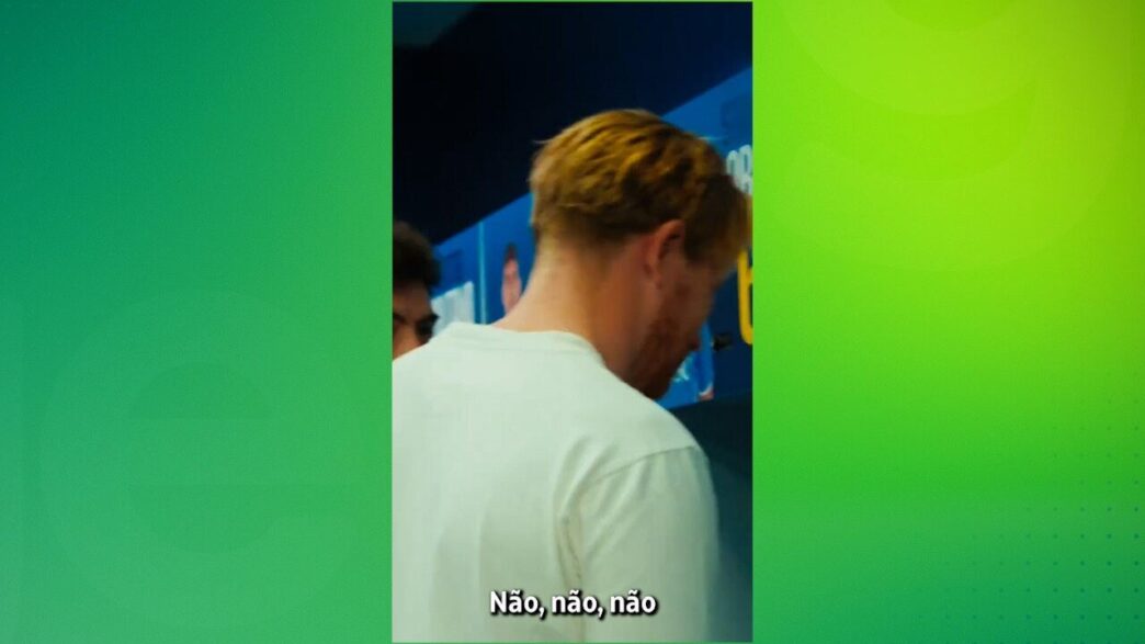 Antonio Conte comandando a equipe do Napoli em uma partida, vestindo o uniforme de treinamento.