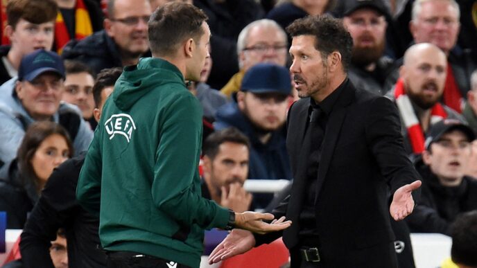 Simeone e torcedor em confusão - Atlético de Madrid