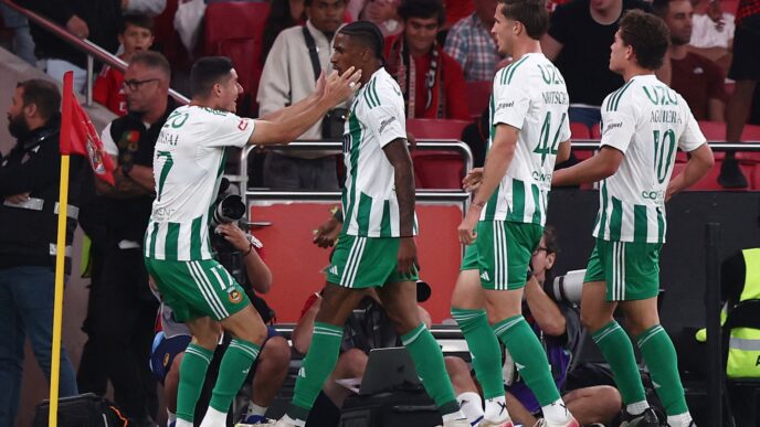 Rio Ave vence Benfica com golaço de ex-Flamengo - Benfica