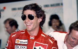 Amigo de Galvão Bueno, Ayrton Senna comemora pole position no GP da Austrália na F1 1991 (Foto: Toshifumi KITAMURA / AFP)
