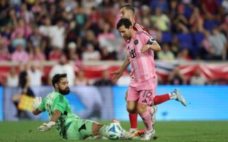 Messi dribla o goleiro para marcar pelo Inter Miami (Foto: Ira L. Black / GETTY IMAGES NORTH AMERICA / Getty Images via AFP)