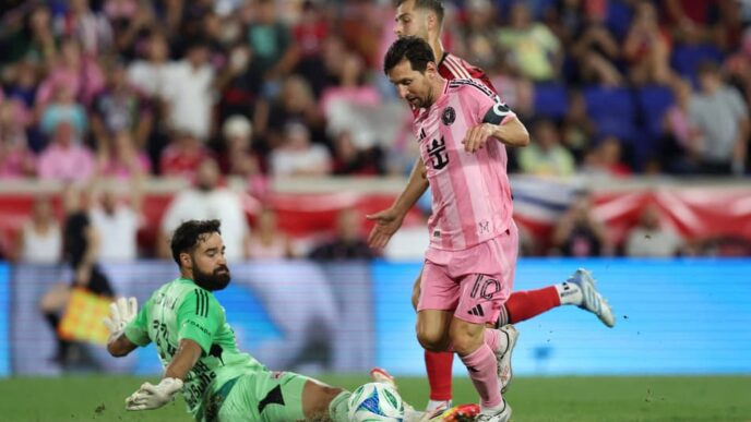 Messi dribla o goleiro para marcar pelo Inter Miami (Foto: Ira L. Black / GETTY IMAGES NORTH AMERICA / Getty Images via AFP)