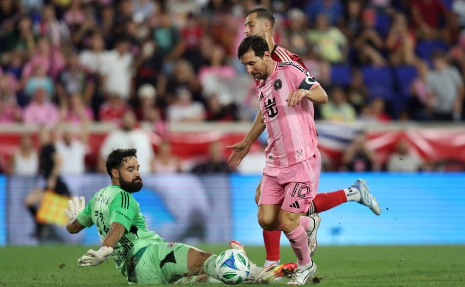 Messi dribla o goleiro para marcar pelo Inter Miami (Foto: Ira L. Black / GETTY IMAGES NORTH AMERICA / Getty Images via AFP)