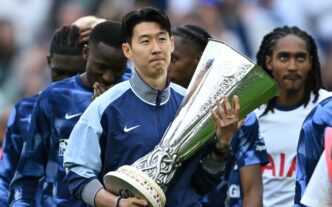 Son segura o troféu da Europa League, conquistado na temporada passada (Foto: JUSTIN TALLIS/AFP)