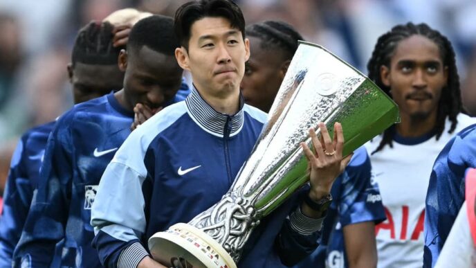 Son segura o troféu da Europa League, conquistado na temporada passada (Foto: JUSTIN TALLIS/AFP)