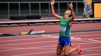 Caio Bonfim comemorando medalha de prata no Mundial de Atletismo (Foto: Ben STANSALL / AFP)