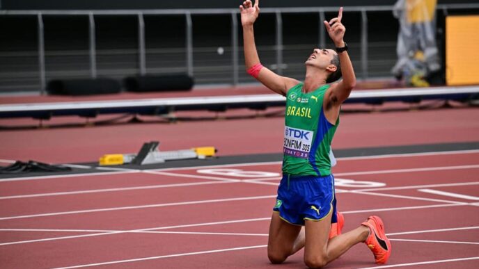 Caio Bonfim comemorando medalha de prata no Mundial de Atletismo (Foto: Ben STANSALL / AFP)
