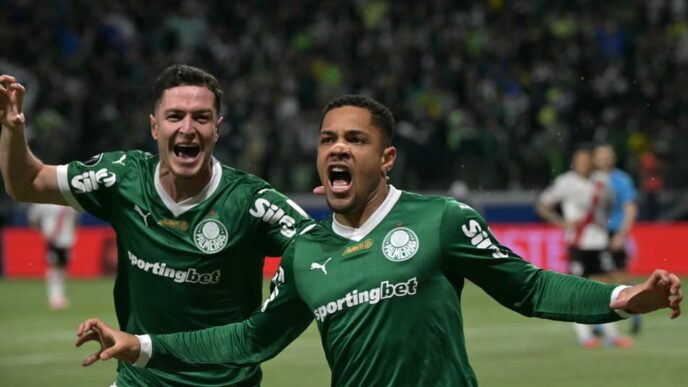 Vitor Roque comemora gol do Palmeiras diante do River (Foto: Nelson Almeida / AFP)
