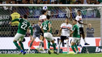 Jogadores em campo no Morumbis