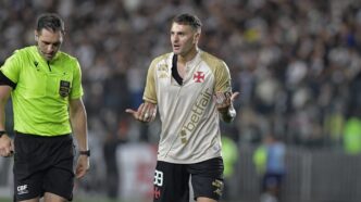 Vegetti discute com o árbitro João Vitor Gobi durante jogo em São Januário (Foto: Thiago Ribeiro/AGIF)