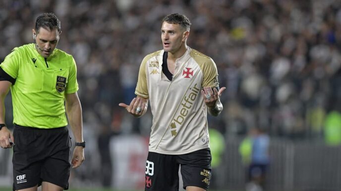 Vegetti discute com o árbitro João Vitor Gobi durante jogo em São Januário (Foto: Thiago Ribeiro/AGIF)