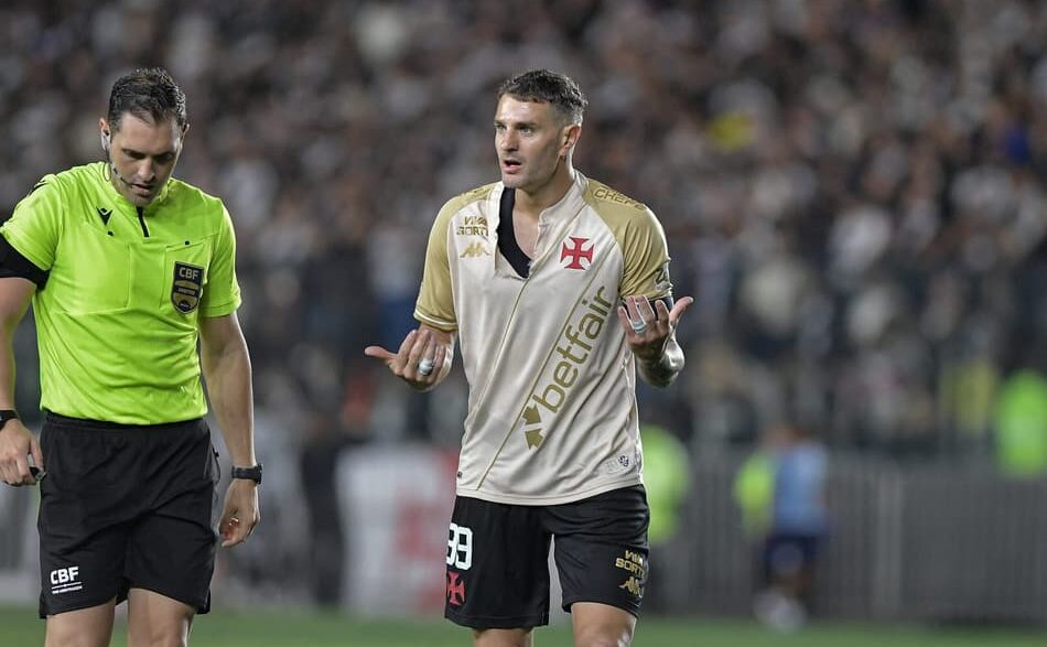 Vegetti discute com o árbitro João Vitor Gobi durante jogo em São Januário (Foto: Thiago Ribeiro/AGIF)