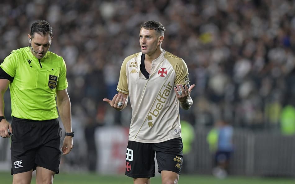 Vegetti discute com o árbitro João Vitor Gobi durante jogo em São Januário (Foto: Thiago Ribeiro/AGIF)