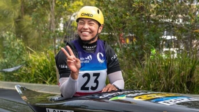 Ana Sátila em momento de celebração após conquistar o bronze no Mundial de Canoagem.