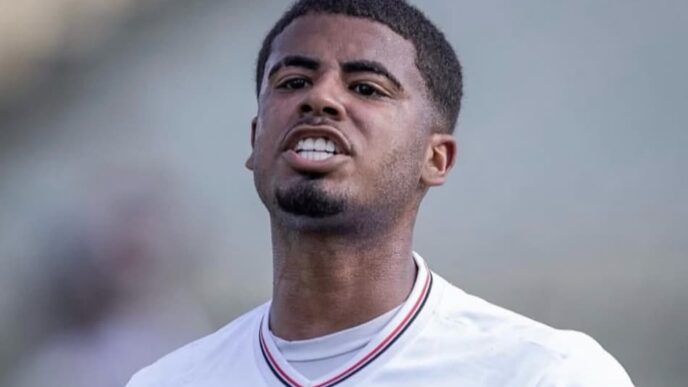 Matheus Ferreira estava emprestado pelo Vasco (Foto: Douglas Moreti)