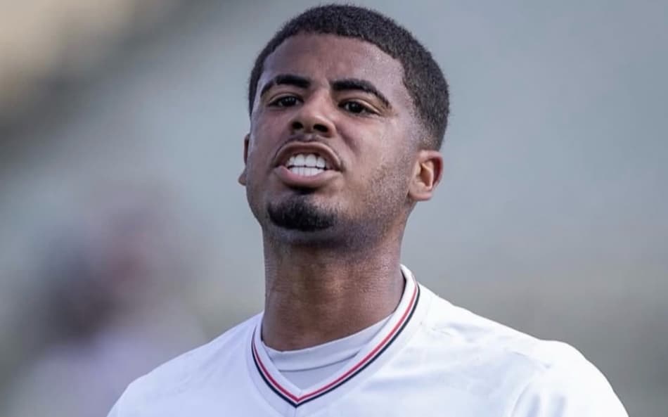 Matheus Ferreira estava emprestado pelo Vasco (Foto: Douglas Moreti)