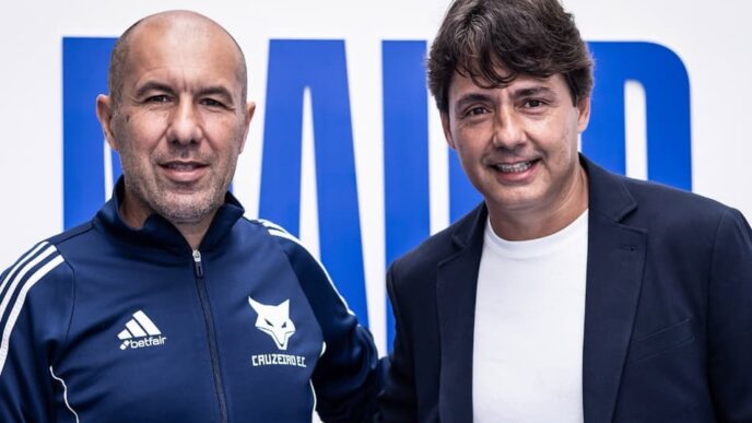 Leonardo Jardim, técnico do Cruzeiro, e Cristiano Nunes, preparador físico da Seleção Brasileira (Foto: Reprodução X/Cruzeiro)