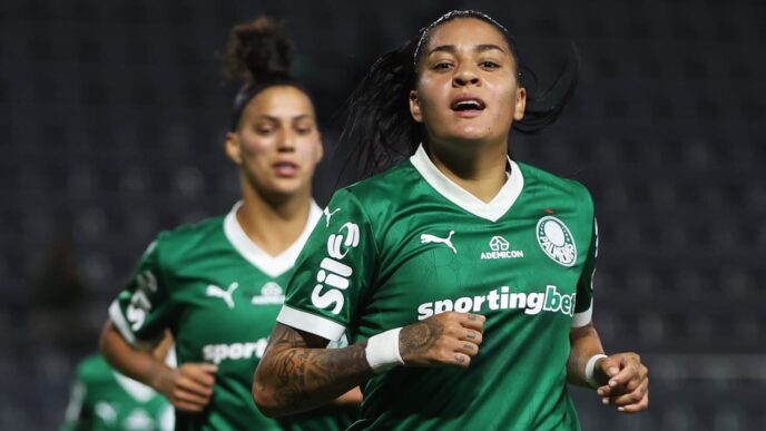 Torcida do Palmeiras em jogo do futebol feminino.
