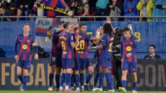 Jogadores do Barcelona comemorando o gol feito por Ferran Torres