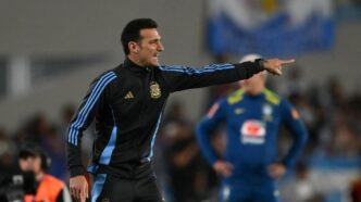 Lionel Scaloni à beira do campo entre Brasil e Argentina