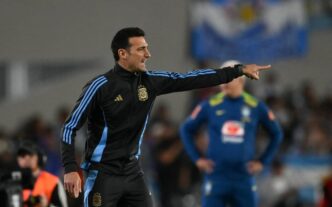 Lionel Scaloni à beira do campo entre Brasil e Argentina