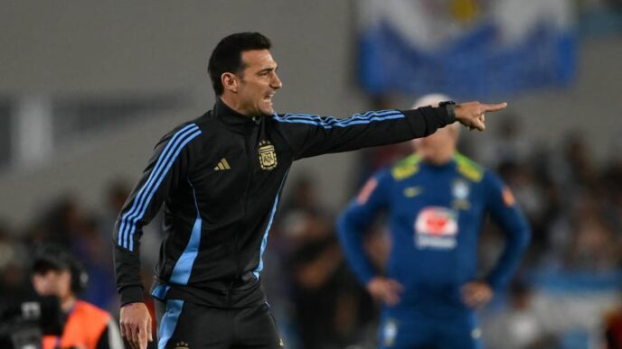 Lionel Scaloni à beira do campo entre Brasil e Argentina