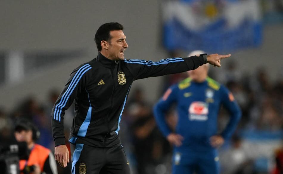 Lionel Scaloni à beira do campo entre Brasil e Argentina