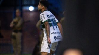 Lucas Ronier comemora gol pelo Coritiba na Série B