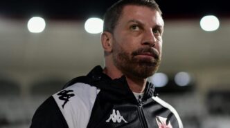 Pedrinho em São Januário durante jogo entre Vasco e Bragantino, pelo Brasileirão