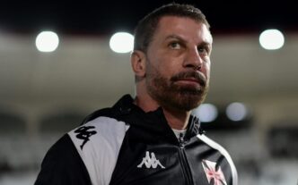 Pedrinho em São Januário durante jogo entre Vasco e Bragantino, pelo Brasileirão