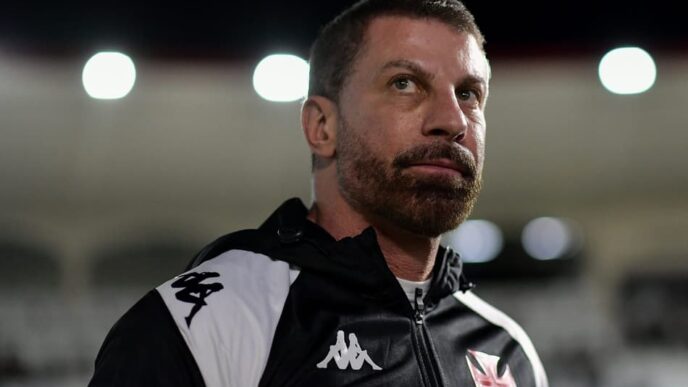 Pedrinho em São Januário durante jogo entre Vasco e Bragantino, pelo Brasileirão