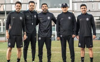 Ramón Díaz e sua comissão técnica na chegada ao Olimpia, em julho