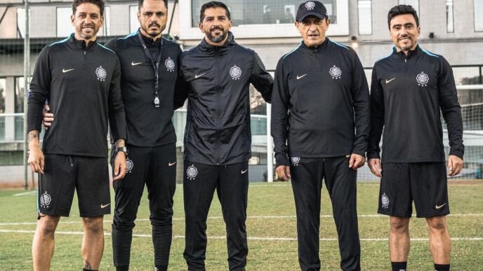 Ramón Díaz e sua comissão técnica na chegada ao Olimpia, em julho