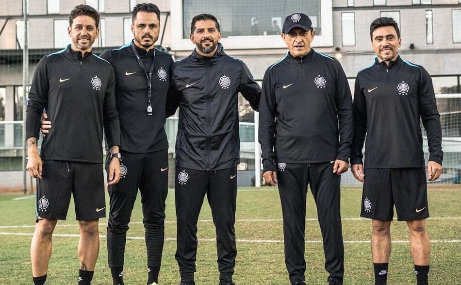 Ramón Díaz e sua comissão técnica na chegada ao Olimpia, em julho