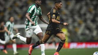 Rony perde chance para o Atlético-MG contra o Juventude, acertando a trave.