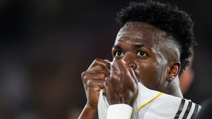 Vini Jr beijando o escudo do Real Madrid (Foto: AFP)