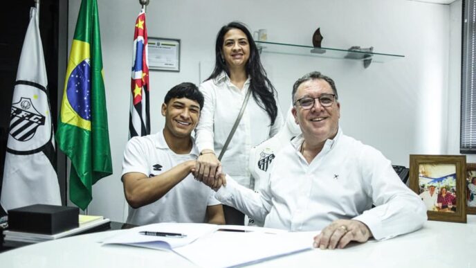 Arthur do Vale dá passo importante e assina primeiro contrato profissional (Foto: Reinaldo Campos/Santos FC)