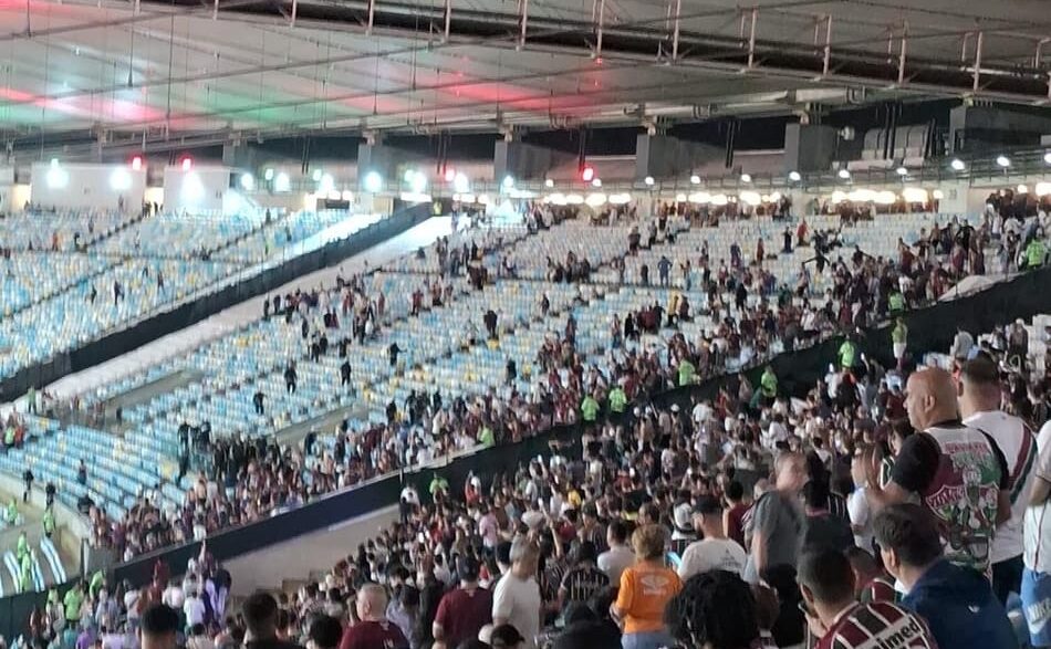 Confusão entre policiais e argentinos em Fluminense x Lanús (Foto: Reprodução)