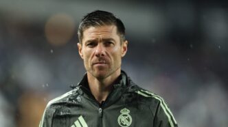 Xabi Alonso em jogo pelo Real Madrid, com torcedores pedindo Rodrygo como titular na Champions League.