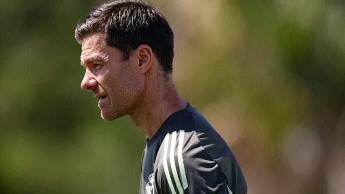 Xabi Alonso observa treino do Real Madrid às vésperas da estreia no Mundial de Clubes