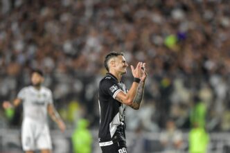 Gols de cabeça de Vegetti no Vasco - Vasco