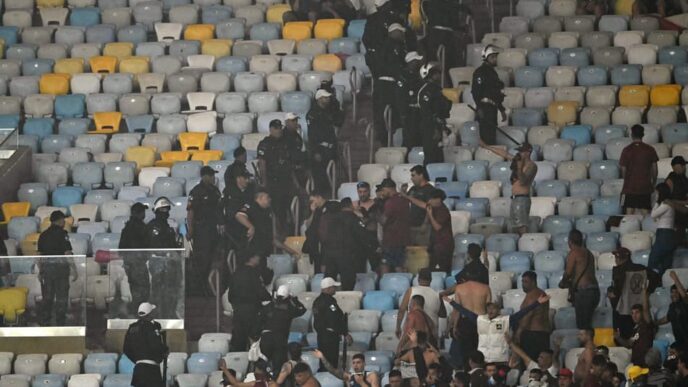 Confusão na torcida do Lanús no jogo contra o Fluminense no Maracanã pela Sul-Americana