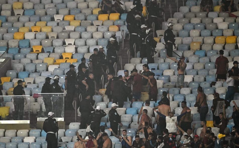 Confusão na torcida do Lanús no jogo contra o Fluminense no Maracanã pela Sul-Americana