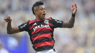 Bruno Henrique em ação no jogo do Flamengo contra o Vasco pela semifinal do Carioca 2025 Foto: Thiago Ribeiro/AGIF