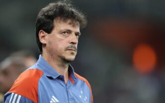 Fernando Diniz, técnico do Cruzeiro, preocupado com possibilidade de jogar sem torcida diante do Palmeiras (Foto: Foto: Gilson Lobo/AGIF)