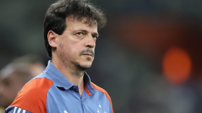 Fernando Diniz, técnico do Cruzeiro, preocupado com possibilidade de jogar sem torcida diante do Palmeiras (Foto: Foto: Gilson Lobo/AGIF)