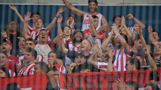 Torcedores do Estudiantes no jogo contra o Cerro Porteño