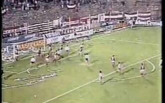 Zinho comemora o gol que abriu o caminho para a classificação do Flamengo contra o Estudiantes, em La Plata, pela Supercopa 1991. (Reprodução)