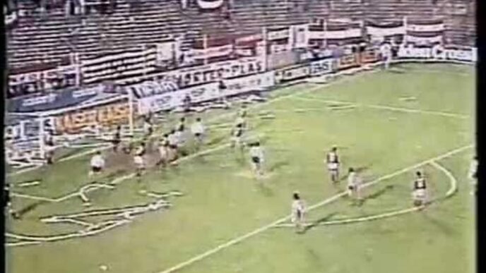 Zinho comemora o gol que abriu o caminho para a classificação do Flamengo contra o Estudiantes, em La Plata, pela Supercopa 1991. (Reprodução)
