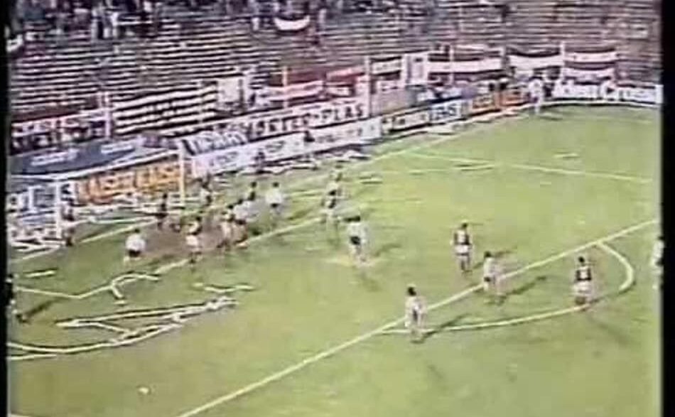 Zinho comemora o gol que abriu o caminho para a classificação do Flamengo contra o Estudiantes, em La Plata, pela Supercopa 1991. (Reprodução)